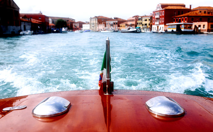 Mit dem Motorboot in die Lagune von Venedig.